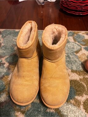UGG Chestnut Short Shearling Boots - Wheat